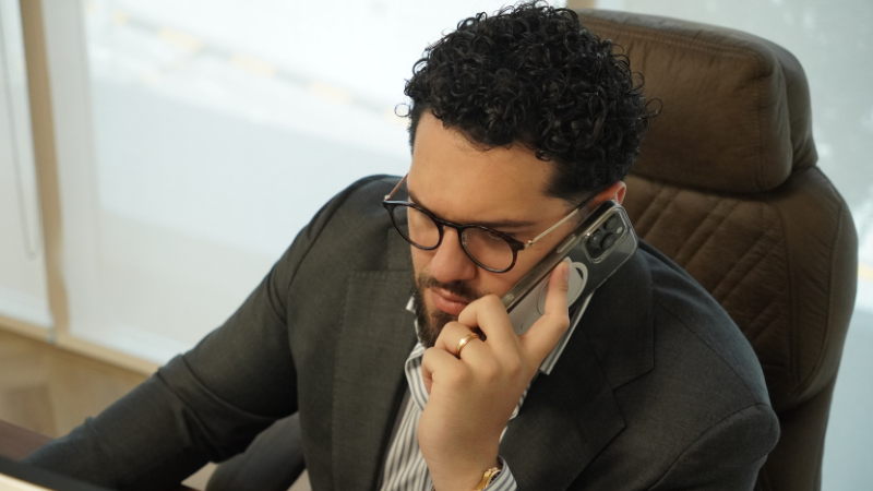consultant teaching a client how to start a business in dubai