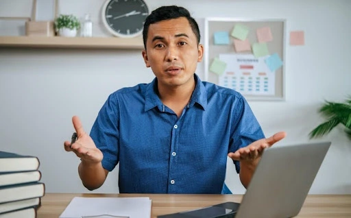 a professional explaining the mistakes in Indonesia company formation process