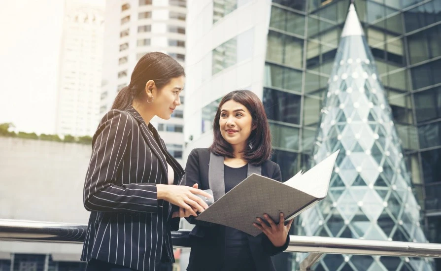 Women getting an LLC in dubai